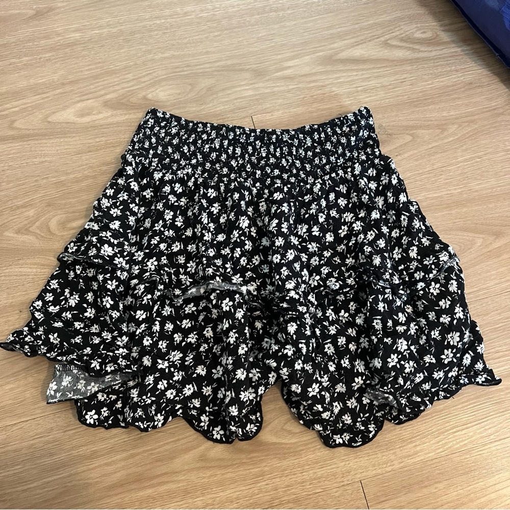 La Hearts Black and White Floral Mini Skirting